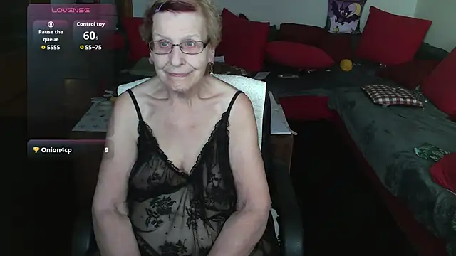 HeisseomaOriginal online show from November 5, 2025, 8:17 am