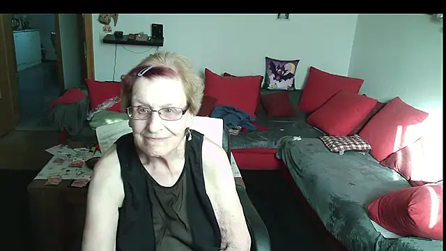 HeisseomaOriginal online show from April 9, 2026, 7:14 am