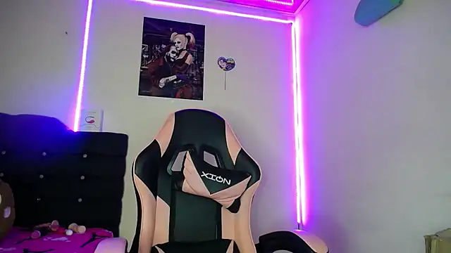 yuliana 19 online show from October 14, 2025, 11:11 am