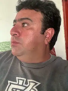 Snapshot of EmilianoGt chatting on October 26, 2025, 10:43 pm EmilianoGt online show from October 26, 2025, 10:43 pm