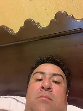 Snapshot of EmilianoGt chatting on October 28, 2025, 5:56 pm EmilianoGt online show from October 28, 2025, 5:56 pm