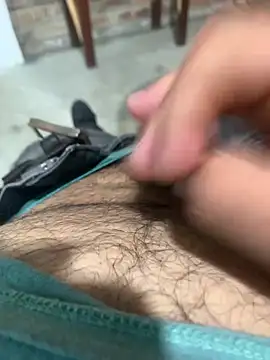 Snapshot of EmilianoGt chatting on April 16, 2026, 3:35 pm EmilianoGt online show from April 16, 2026, 3:35 pm