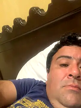 Snapshot of EmilianoGt chatting on October 29, 2025, 8:52 pm EmilianoGt online show from October 29, 2025, 8:52 pm