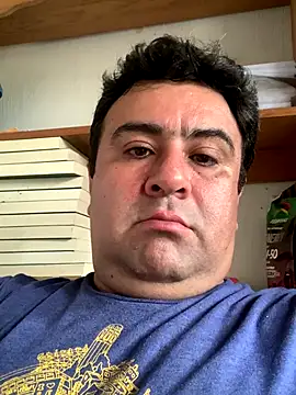 Snapshot of EmilianoGt chatting on October 8, 2025, 4:40 pm EmilianoGt online show from October 8, 2025, 4:40 pm