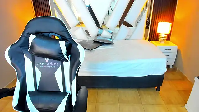 Linda4Petite online show from October 31, 2025, 6:04 pm