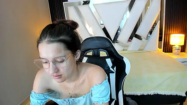 Linda4Petite online show from January 7, 2026, 6:57 pm