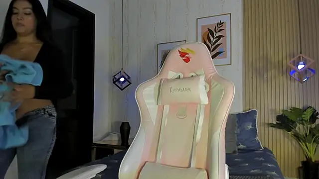 CameronCollins  online show from October 25, 2025, 7:47 pm