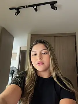 Snapshot of lunablossom_ chatting on July 6, 2026, 9:17 pm lunablossom online show from July 6, 2026, 9:17 pm