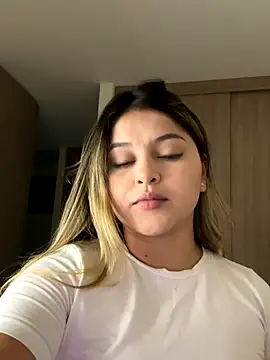 lunablossom  online show from December 20, 2025, 1:41 am