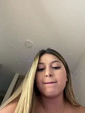 lunablossom  online show from March 11, 2025, 9:26 pm