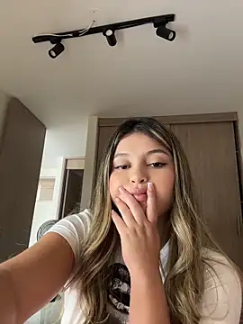 lunablossom  online show from April 10, 2026, 8:05 pm