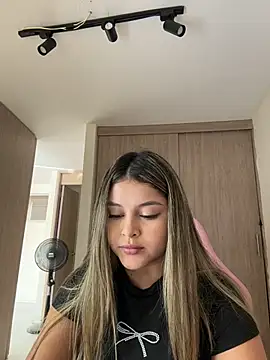 lunablossom  online show from March 4, 2026, 9:00 pm