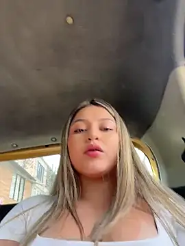 Snapshot of lunablossom_ chatting on June 20, 2026, 8:14 pm lunablossom online show from June 20, 2026, 8:14 pm