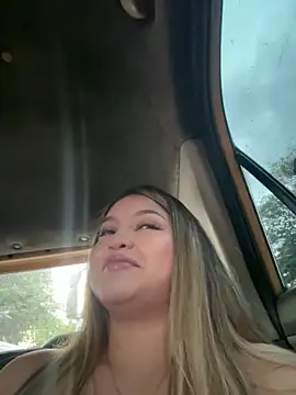 lunablossom  online show from September 18, 2025, 10:35 pm