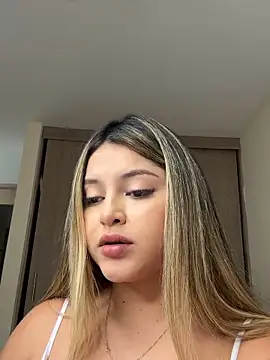 lunablossom  online show from September 17, 2025, 8:11 pm