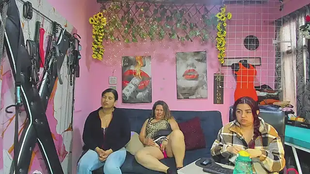 Snapshot of lesbiancuple chatting on May 14, 2026, 1:52 pm lesbiancuple online show from May 14, 2026, 1:52 pm