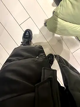 CrazzyChicks online show from October 17, 2025, 7:44 am