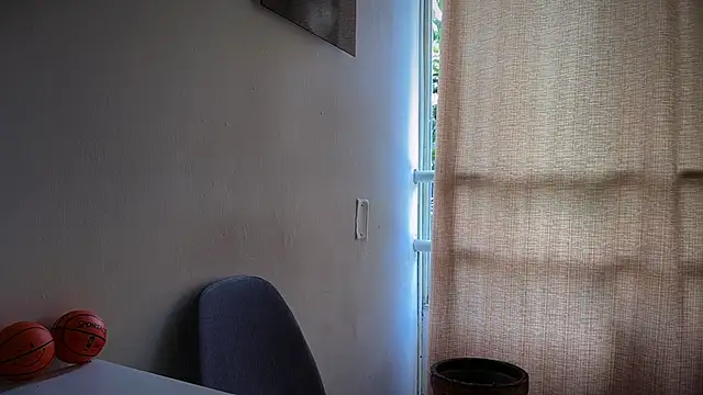 romeolovedark online show from May 18, 2026, 4:01 pm