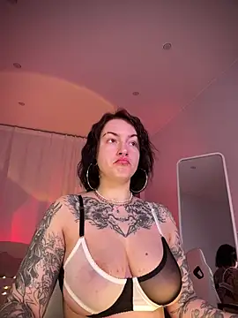 Snapshot of IvyHoney chatting on February 9, 2025, 6:11 am IvyHoney online show from February 9, 2025, 6:11 am