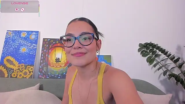 TIFFANYRUSSO online show from June 18, 2026, 3:49 am