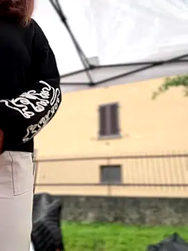 DaisyVibesss online show from October 19, 2025, 7:55 am