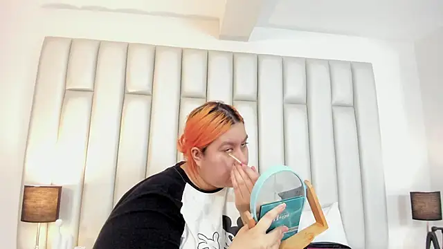 aandreaperez online show from October 18, 2025, 11:45 am