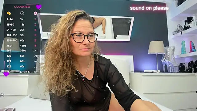 Snapshot of izzy-mendosa chatting on February 17, 2025, 12:38 pm izzy-mendosa online show from February 17, 2025, 12:38 pm