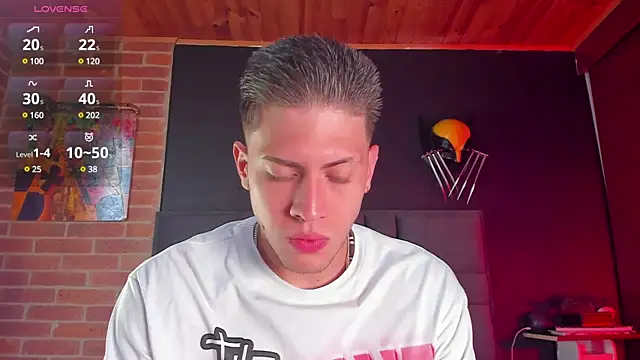 Snapshot of SebastianMaximoff chatting on March 18, 2025, 1:23 pm SebastianMaximoff online show from March 18, 2025, 1:23 pm