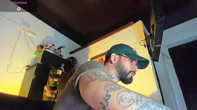 Snapshot of CamiloGray_ chatting on September 26, 2025, 2:13 pm CamiloGray online show from September 26, 2025, 2:13 pm