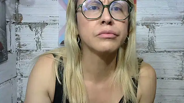 Snapshot of divahot08 chatting on January 15, 2026, 10:13 pm divahot08 online show from January 15, 2026, 10:13 pm