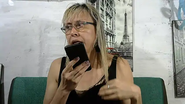 Snapshot of divahot08 chatting on October 3, 2025, 4:52 pm divahot08 online show from October 3, 2025, 4:52 pm