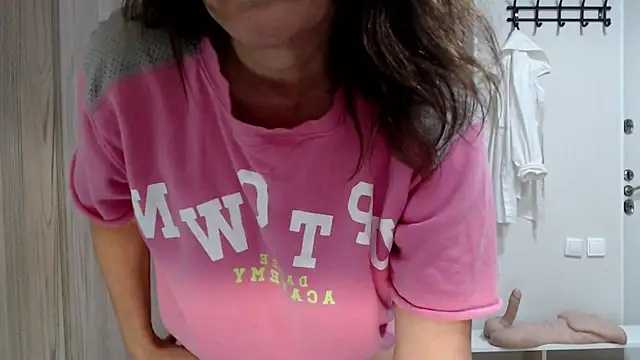 Snapshot of increible_della chatting on October 21, 2025, 7:57 pm increible della online show from October 21, 2025, 7:57 pm