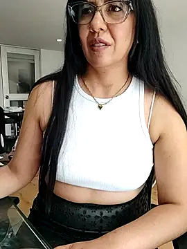 aisha latina online show from December 1, 2025, 3:02 pm