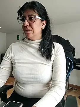 Snapshot of aisha_latina chatting on November 19, 2025, 2:28 pm aisha latina online show from November 19, 2025, 2:28 pm