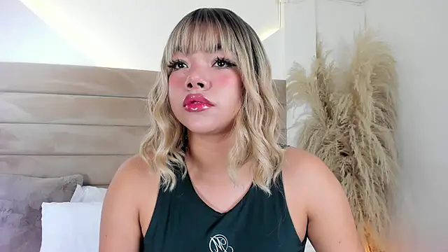 ValerieDiaz  online show from October 21, 2025, 12:26 pm