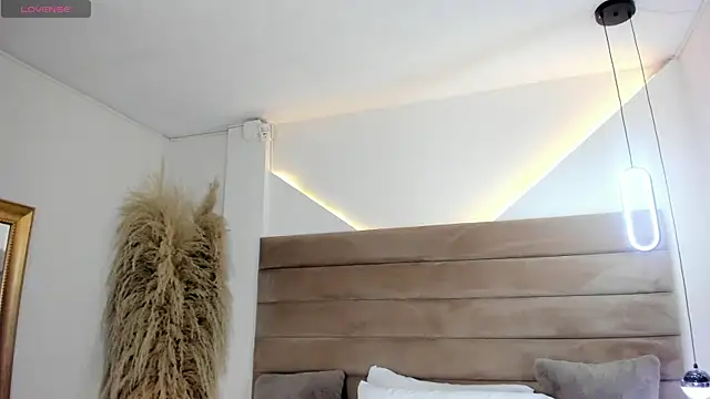 ValerieDiaz  online show from October 24, 2025, 12:26 pm