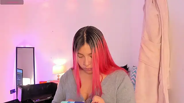 SophieRossi online show from November 8, 2025, 3:32 am