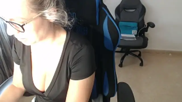 LARACRUZ30 online show from May 24, 2026, 8:47 am