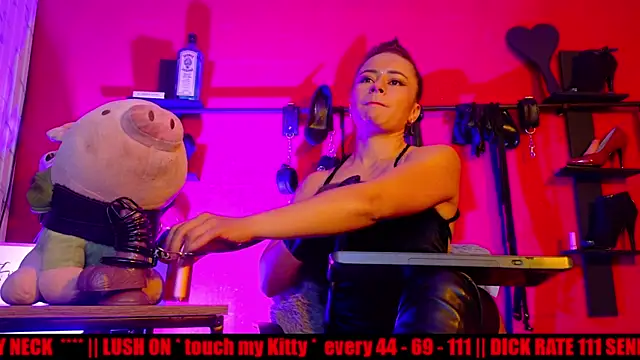 Snapshot of MistressSlut1 chatting on May 27, 2026, 11:39 am MistressSlut1 online show from May 27, 2026, 11:39 am