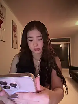 Snapshot of bella_parisi chatting on January 7, 2025, 5:12 am bella parisi online show from January 7, 2025, 5:12 am