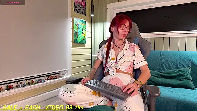 Snapshot of SandyChris chatting on February 5, 2026, 4:52 am SandyChris online show from February 5, 2026, 4:52 am