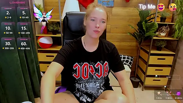 Snapshot of _fiona_Love chatting on October 3, 2025, 8:43 pm fiona Love online show from October 3, 2025, 8:43 pm