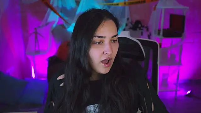 CeceliaJohnson online show from November 4, 2025, 8:07 am