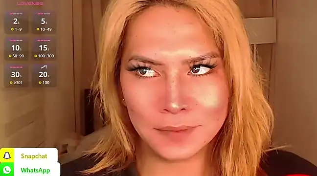 Snapshot of QUEEN_GIAMOORE69 chatting on December 20, 2024, 10:54 pm QUEEN GIAMOORE69 online show from December 20, 2024, 10:54 pm