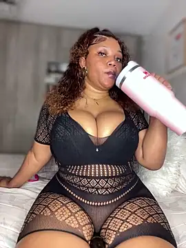 Snapshot of Hyra_Ari chatting on March 18, 2026, 6:42 pm Hyra Ari online show from March 18, 2026, 6:42 pm