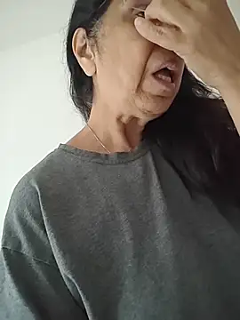 Snapshot of Susannemilf chatting on November 24, 2025, 6:52 pm Susannemilf online show from November 24, 2025, 6:52 pm