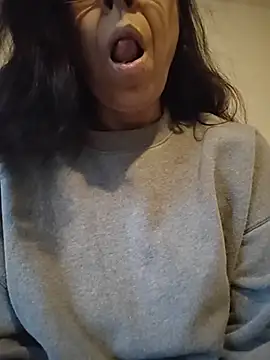 Snapshot of Susannemilf chatting on November 9, 2025, 10:47 pm Susannemilf online show from November 9, 2025, 10:47 pm