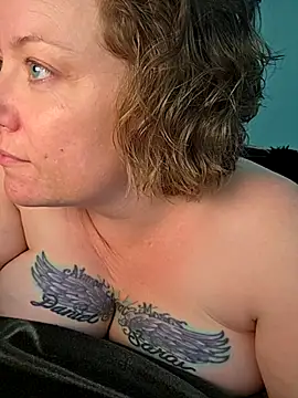 julimonroe online show from May 2, 2026, 1:33 am