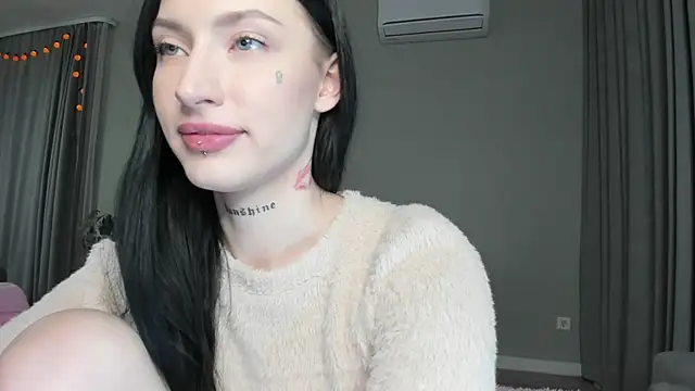 JenniferQueen11 online show from October 28, 2025, 7:46 pm