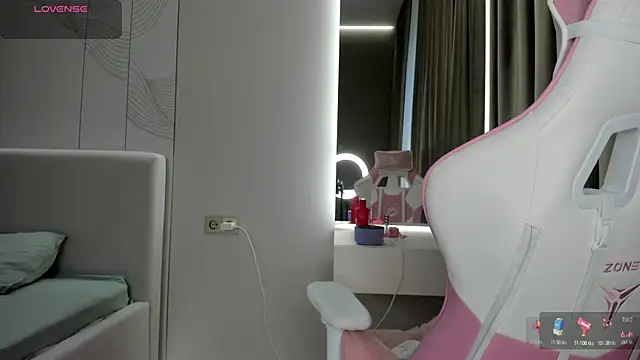 JenniferQueen11 online show from May 17, 2026, 1:11 pm